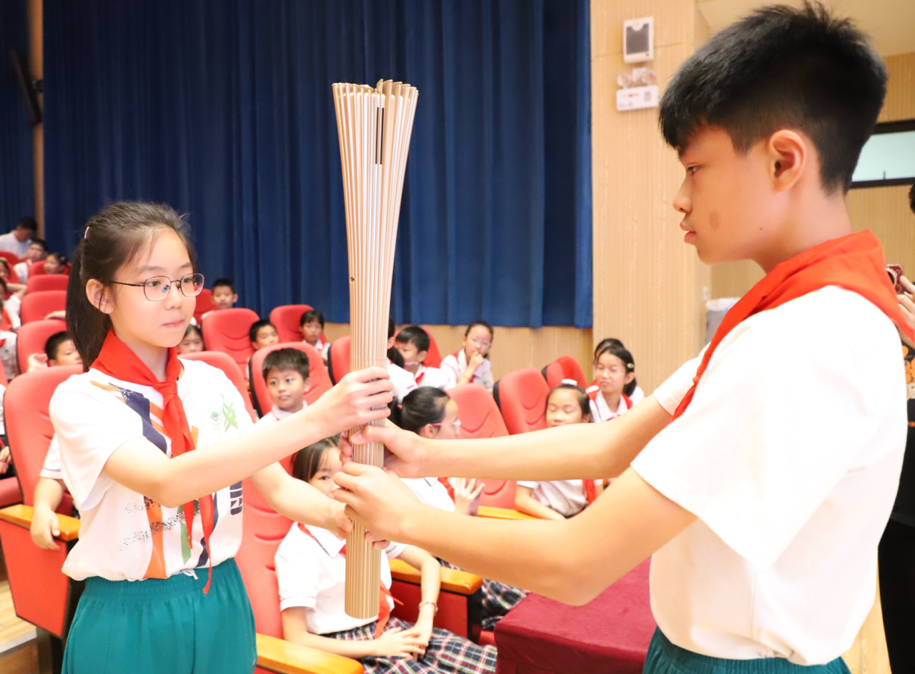 声此起彼伏, 小学子们列 声此起彼伏, 小学子们列